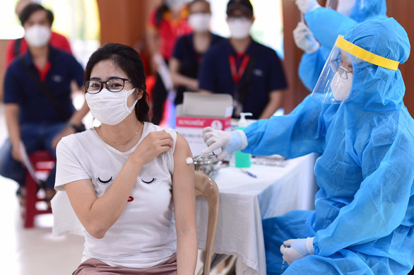 Người lao động trực tiếp tại nơi l&amp;agrave;m việc phải được ti&amp;ecirc;m ngừa &amp;iacute;t nhất 1 mũi vắc xin ph&amp;ograve;ng, chống COVID-19