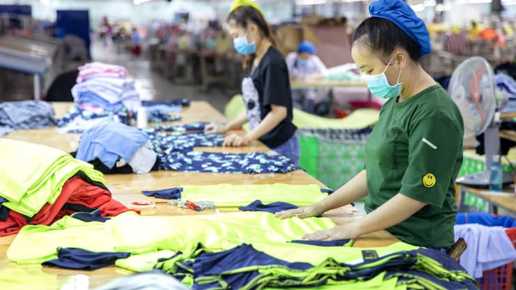 C&amp;ocirc;ng nh&amp;acirc;n gấp quần &amp;aacute;o tại nh&amp;agrave; m&amp;aacute;y may Th&amp;aacute;i Sơn S.P., tỉnh B&amp;igrave;nh Thuận, Việt Nam.