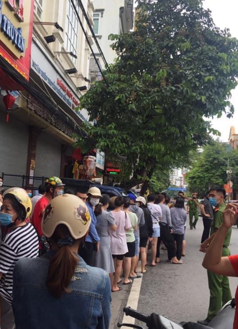 Bao ng&amp;agrave;y nay, h&amp;agrave;ng loạt người d&amp;acirc;n v&amp;agrave; DN xếp h&amp;agrave;ng tu&amp;acirc;n thủ nguy&amp;ecirc;n tắc 5K chờ  mua b&amp;aacute;nh Đ&amp;ocirc;ng Phương nhưng cửa h&amp;agrave;ng th&amp;igrave; lu&amp;ocirc;n phải treo biển &amp;ldquo;Hết