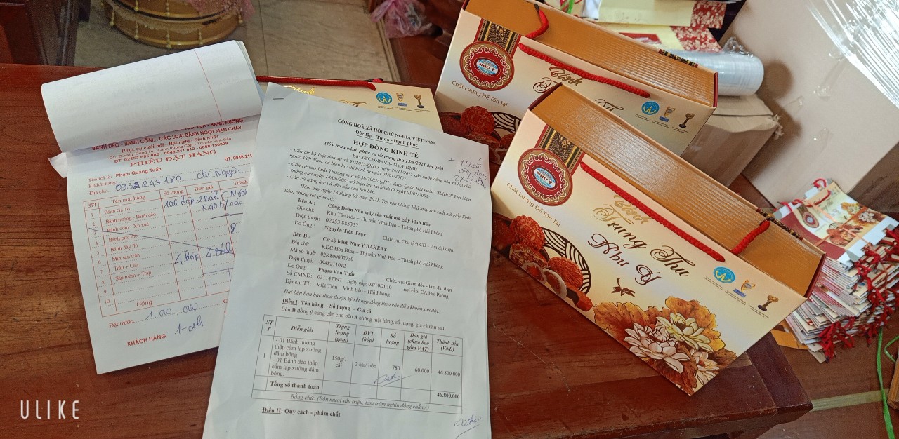 Mặc d&amp;ugrave; gi&amp;aacute; nguy&amp;ecirc;n liệu, bao b&amp;igrave; tăng nhưng cơ sở b&amp;aacute;nh ngọt Như &amp;Yacute; thị trấn Vĩnh Bảo   vẫn hợp đồng giữ nguy&amp;ecirc;n gi&amp;aacute; với tất cả c&amp;aacute;c DN tại khu C&amp;ocirc;ng nghiệp, c&amp;ugrave;ng chia sẻ &amp;aacute;p lực   kh&amp;oacute; khăn với DN để mỗi người lao động đều c&amp;oacute; hộp b&amp;aacute;nh dịp Tết Trung thu về gia đ&amp;igrave;nh.