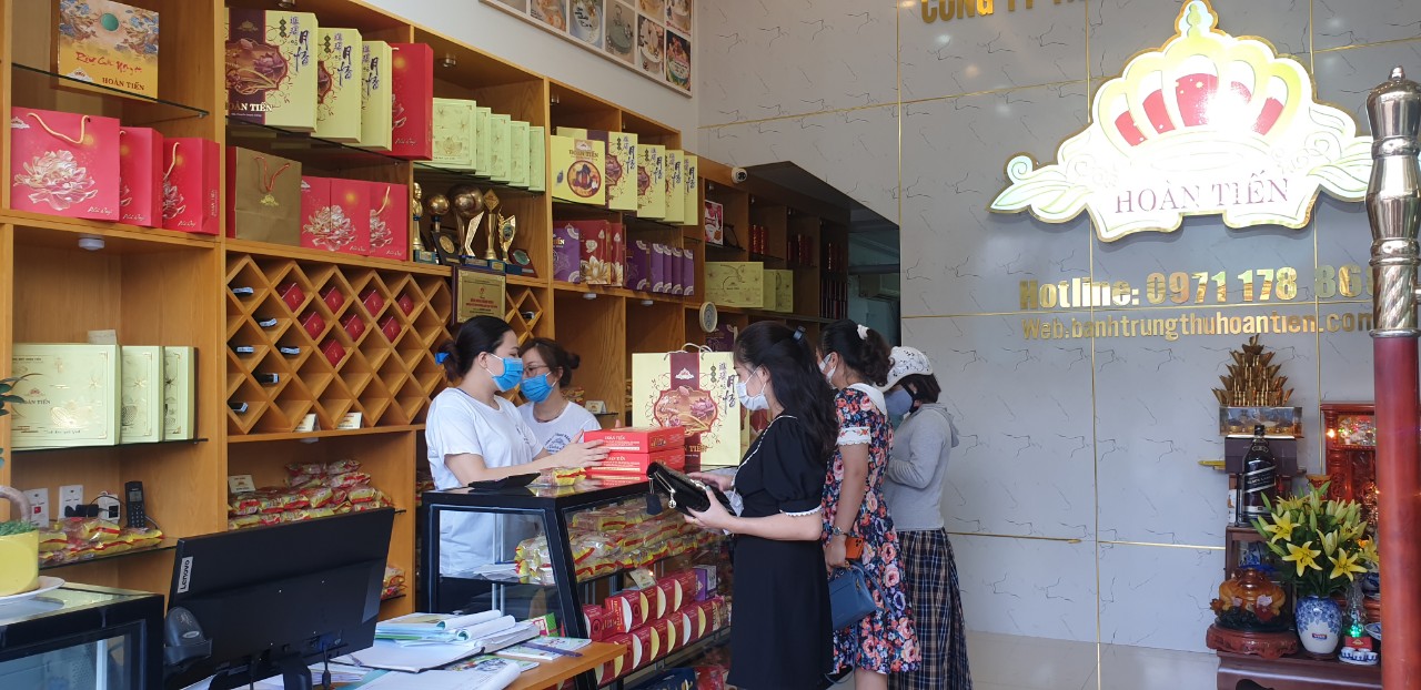Mặc d&amp;ugrave; rất kh&amp;oacute; khăn trong vận chuyển v&amp;agrave; bảo quản do đại dịch Covid 19, ngo&amp;agrave;i số  lượng lớn cho c&amp;aacute;c DN trong nước, Ho&amp;agrave;n Tiến vẫn nỗ lực vươn xa duy tr&amp;igrave; những hợp đồng   b&amp;aacute;nh truyền thống tới b&amp;agrave; con kiều b&amp;agrave;o ở nước ngo&amp;agrave;i