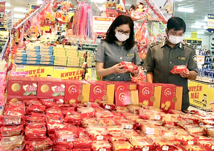 C&amp;aacute;n bộ Chi cục An to&amp;agrave;n vệ sinh thực phẩm tỉnh Ph&amp;uacute; Thọ kiểm tra ATTP tại Si&amp;ecirc;u thị Aloha Mall Hạ H&amp;ograve;a