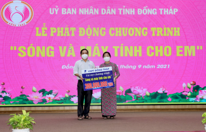 Dịp này, VNPT Đồng Tháp đã hỗ trợ 300 triệu đồng và cán bộ, nhân viên VNPT Đồng Tháp sẽ hưởng ứng ủng hộ từ một đến ba ngày lương. (Ảnh: Cổng TTĐT Đồng Tháp) Dịp này, VNPT Đồng Tháp đã hỗ trợ 300 triệu đồng và cán bộ, nhân viên VNPT Đồng Tháp sẽ hưởng ứng ủng hộ từ một đến ba ngày lương. (Ảnh: Cổng TTĐT Đồng Tháp)