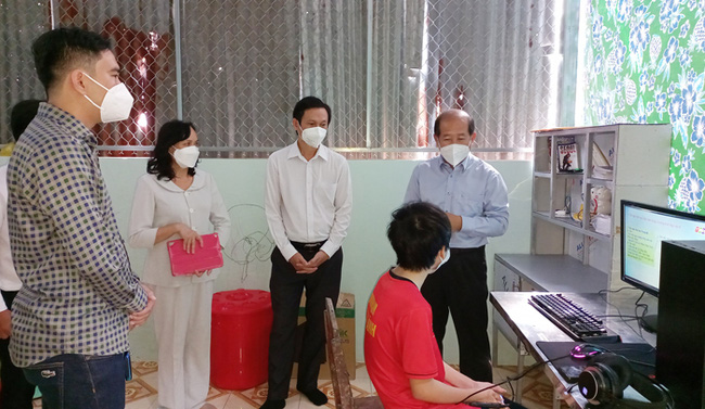 Phó Chủ tịch UBND tỉnh Đồng Tháp Đoàn Tấn Bửu thăm hỏi em Nguyễn Minh Trí. (Ảnh: Văn Khương). Phó Chủ tịch UBND tỉnh Đồng Tháp Đoàn Tấn Bửu thăm hỏi em Nguyễn Minh Trí. (Ảnh: Văn Khương).