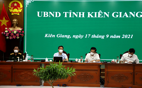 Ph&amp;oacute; Thủ tướng Vũ Đức Đam (thứ 2, từ tr&amp;aacute;i qua) l&amp;agrave;m việc với Ban Chỉ đạo ph&amp;ograve;ng, chống Covid-19 tỉnh Ki&amp;ecirc;n Giang