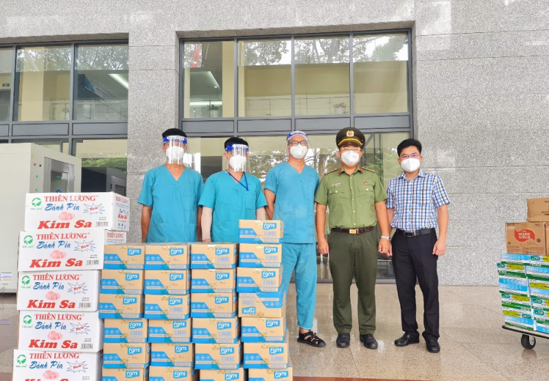 Trao 300 phần qu&amp;agrave; gồm b&amp;aacute;nh trung thu, b&amp;aacute;nh quy, sữa, lồng đ&amp;egrave;n cho c&amp;aacute;c trẻ đang điều trị COVID-19 s&amp;aacute;ng 19/9.