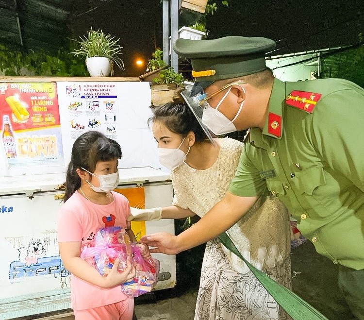 C&amp;ocirc;ng an TP Hồ Ch&amp;iacute; Minh trao 1.000 phần qu&amp;agrave; cho trẻ mồ c&amp;ocirc;i, kh&amp;oacute; khăn  -0