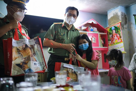 C&amp;ocirc;ng an TP Hồ Ch&amp;iacute; Minh trao 1.000 phần qu&amp;agrave; cho trẻ mồ c&amp;ocirc;i, kh&amp;oacute; khăn  -0