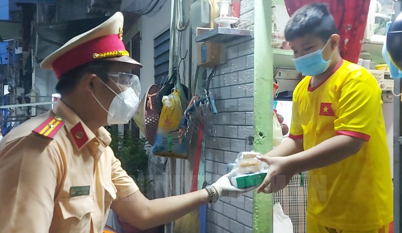 Trao qu&amp;agrave; tặng c&amp;aacute;c em sinh sống tại khu đường ray xe lửa (Phường 11). Ảnh: L&amp;ecirc; Minh Tuấn