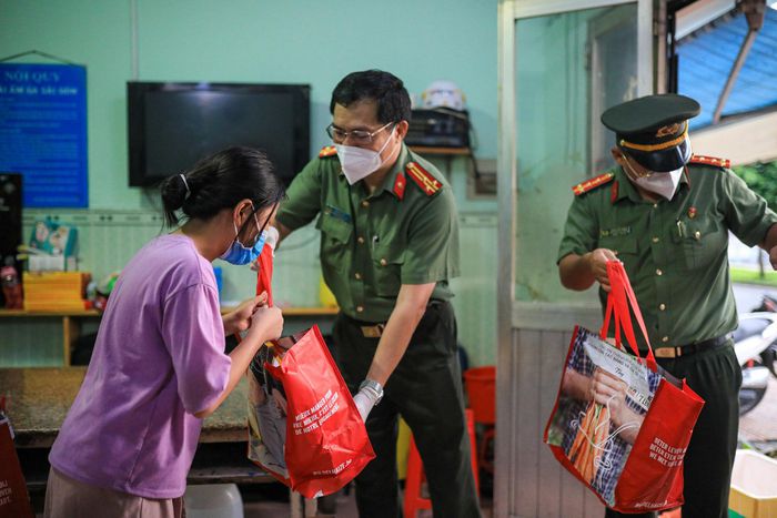 Thượng t&amp;aacute; L&amp;ecirc; Viết Tiệp - Trưởng ph&amp;ograve;ng c&amp;ocirc;ng t&amp;aacute;c Đảng v&amp;agrave; c&amp;ocirc;ng t&amp;aacute;c ch&amp;iacute;nh trị C&amp;ocirc;ng an TP.HCM, dẫn đầu đo&amp;agrave;n c&amp;ocirc;ng t&amp;aacute;c của C&amp;ocirc;ng an TP đến thăm, tặng qu&amp;agrave; Trung thu cho c&amp;aacute;c b&amp;eacute; g&amp;aacute;i tại m&amp;aacute;i ấm Ga S&amp;agrave;i G&amp;ograve;n (quận 3). Ảnh: Zing.vn