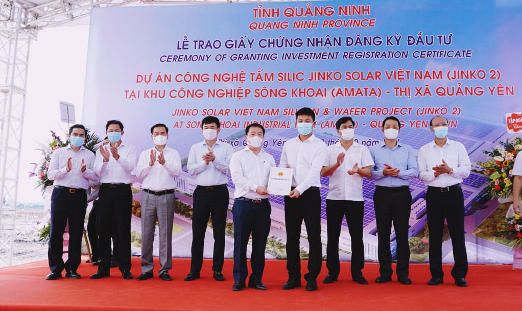 L&amp;atilde;nh đạo BQL Khu Kinh tế tỉnh trao giấy chứng nhận đăng k&amp;yacute; đầu tư cho đại diện C&amp;ocirc;ng ty TNHH C&amp;ocirc;ng nghệ Jinko Solar Việt Nam.