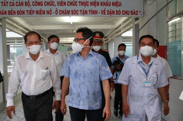 Phó Thủ tướng Vũ Đức Đam kiểm tra phân khu điều trị bệnh nhân COVID-19 tại Trung tâm y tế huyện Càng Long Phó Thủ tướng Vũ Đức Đam kiểm tra phân khu điều trị bệnh nhân COVID-19 tại Trung tâm y tế huyện Càng Long