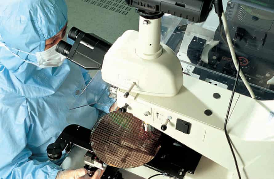 B&amp;ecirc;n trong nh&amp;agrave; m&amp;aacute;y chế tạo chip TSMC