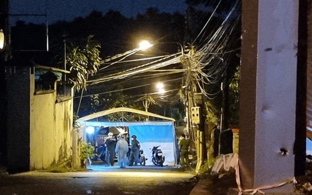 C&amp;aacute;c lực lượng chức năng ở Phường Ph&amp;uacute; Cường đ&amp;atilde; lập chốt chặn, phong tỏa kịp thời