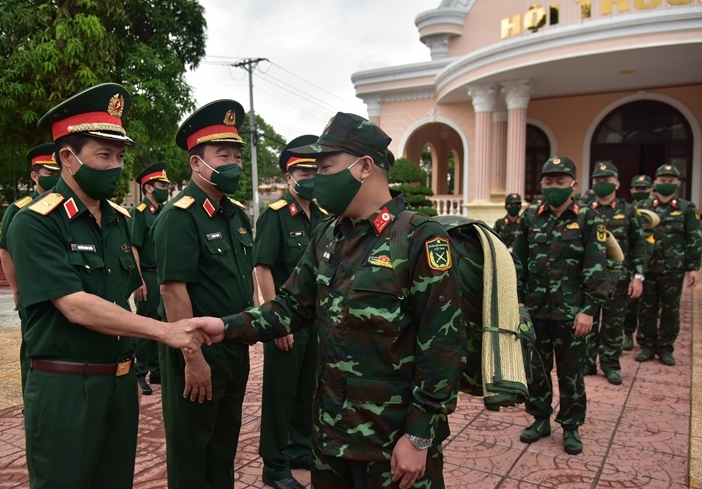 Thủ trưởng Bộ Tư lệnh Qu&amp;acirc;n khu 9 động vi&amp;ecirc;n c&amp;aacute;c thầy thuốc qu&amp;acirc;n y l&amp;ecirc;n đường chống dịch tại Ki&amp;ecirc;n Giang