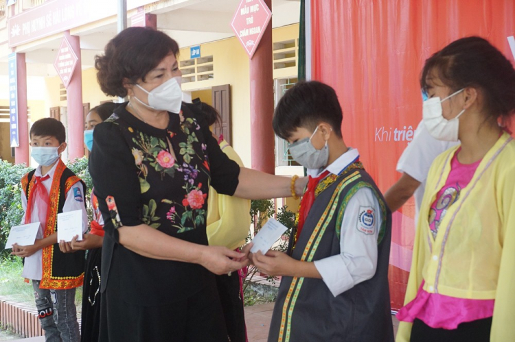 Hội Khuyến học tỉnh Ph&amp;uacute; Thọ tặng học bổng nh&amp;acirc;n dịp tết Trung Thu cho học sinh vượt kh&amp;oacute; tại trường THCS T&amp;acirc;n Sơn, huyện T&amp;acirc;n Sơn