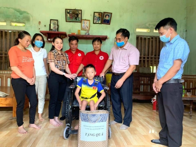 Hội Bảo trợ Người khuyết tật v&amp;agrave; Trẻ mồ c&amp;ocirc;i tỉnh Ph&amp;uacute; Thọ tặng xe lăn cho trẻ em khuyết tật x&amp;atilde; Mỹ Thuận, huyện T&amp;acirc;n Sơn