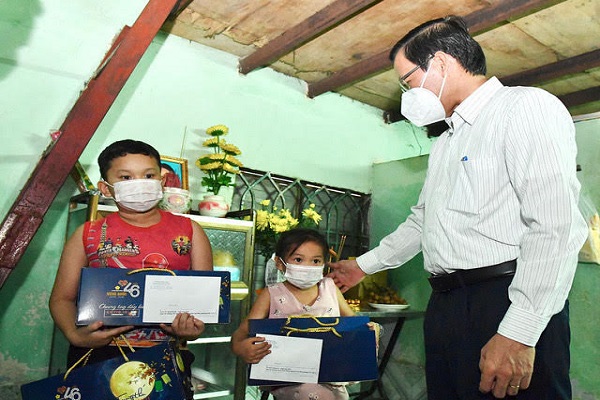 Chủ tịch UBND TP.HCM Phan Văn M&amp;atilde;i thăm hỏi, tặng qu&amp;agrave; 2 ch&amp;aacute;u N.H.K. v&amp;agrave; N.T.V. - Ảnh: VIỆT DŨNG/SGGP