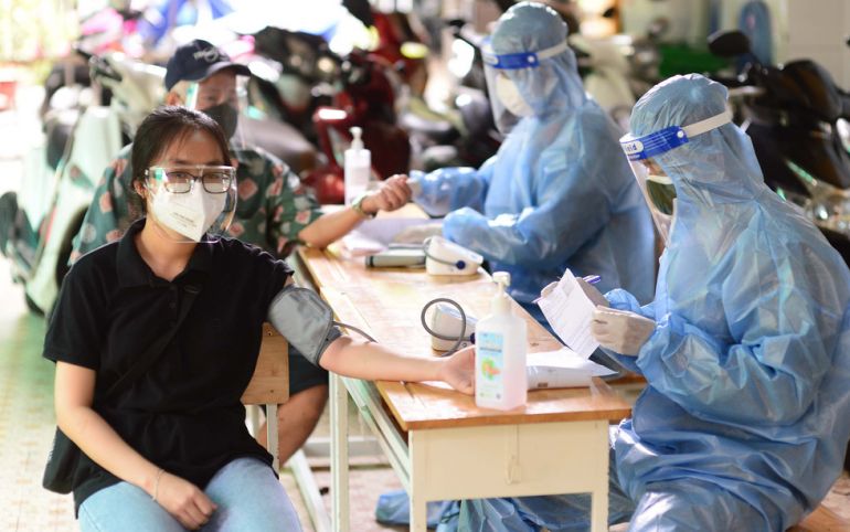 Bộ Y tế cho địa phương 'tự quyết định' việc r&amp;uacute;t ngắn khoảng c&amp;aacute;ch 2 mũi ti&amp;ecirc;m vắc xin