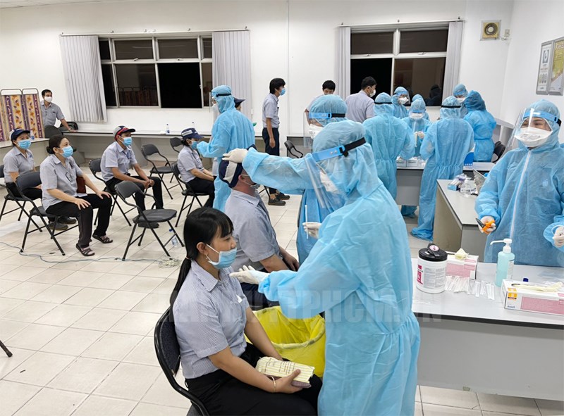 Gần 70-80% chi ph&amp;iacute; chống dịch của nhiều doanh nghiệp đổ v&amp;agrave;o x&amp;eacute;t nghiệm