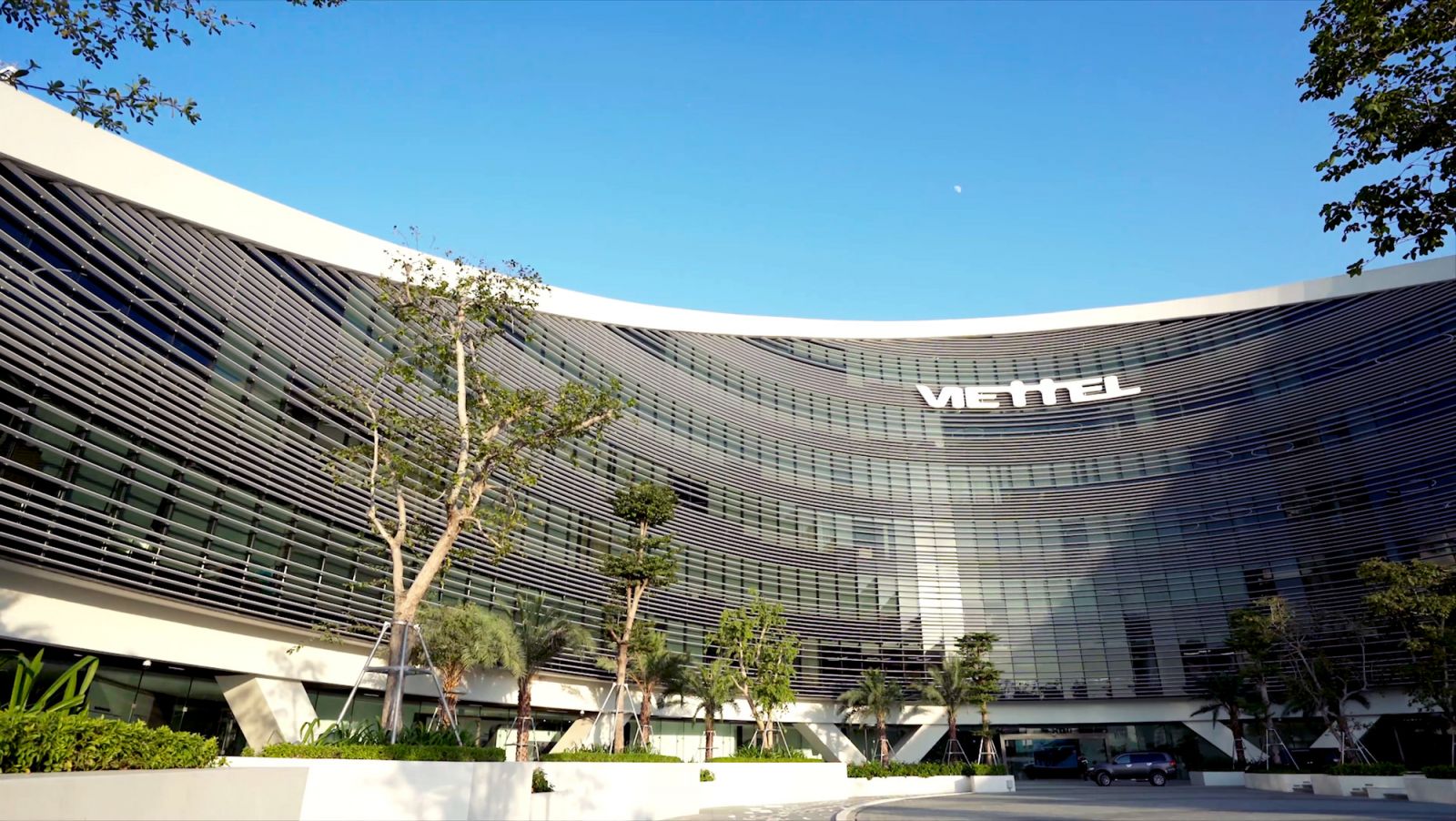 Việc thực hiện đấu gi&amp;aacute; trọn l&amp;ocirc; 4,6 triệu cp của C&amp;ocirc;ng ty CP Vĩnh Sơn đợt n&amp;agrave;y nằm trong kế hoạch tho&amp;aacute;i vốn đầu tư ngo&amp;agrave;i ng&amp;agrave;nh của Viettel.