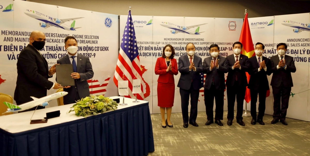 &amp;Ocirc;ng Đặng Tất Thắng - Tổng gi&amp;aacute;m đốc Bamboo Airways v&amp;agrave; &amp;ocirc;ng Leslie J. Machado, Gi&amp;aacute;m đốc điều h&amp;agrave;nh AVIAWORLD - Tổng đại l&amp;yacute; ch&amp;iacute;nh thức của H&amp;atilde;ng tại thị trường Mỹ k&amp;yacute; kết thoả thuận hợp t&amp;aacute;c, dưới sự chứng kiến của Chủ tịch nước Nguyễn Xu&amp;acirc;n Ph&amp;uacute;c.