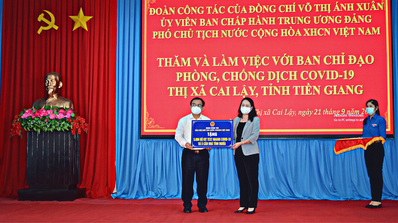 Ph&amp;oacute; Chủ tịch nước V&amp;otilde; Thị &amp;Aacute;nh Xu&amp;acirc;n tặng tỉnh Tiền Giang 5.000 bộ kit test nhanh COVID-19 v&amp;agrave; 5 căn nh&amp;agrave; t&amp;igrave;nh nghĩa. Ảnh: M. Th&amp;agrave;nh