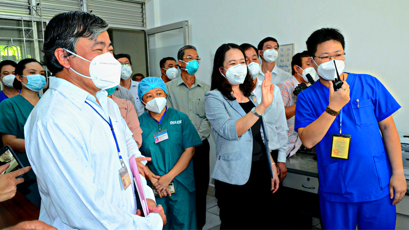 Ph&amp;oacute; Chủ tịch nước V&amp;otilde; Thị &amp;Aacute;nh Xu&amp;acirc;n thăm Bệnh viện D&amp;atilde; chiến số 2 tỉnh Tiền Giang. Ảnh: M. Th&amp;agrave;nh