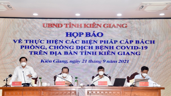 &amp;Ocirc;ng H&amp;agrave; Văn Ph&amp;uacute;c (b&amp;igrave;a tr&amp;aacute;i), Gi&amp;aacute;m đốc Sở Y tế trả lời b&amp;aacute;o ch&amp;iacute; tại buổi họp b&amp;aacute;o
