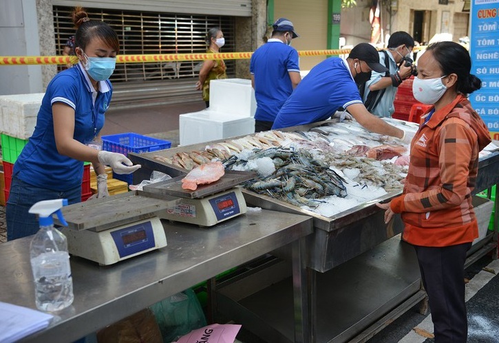 Người d&amp;acirc;n chọn mua c&amp;aacute; tại gian h&amp;agrave;ng hải sảntr&amp;ecirc;n đường Trần B&amp;igrave;nh Trọng, phường 3, quận 5