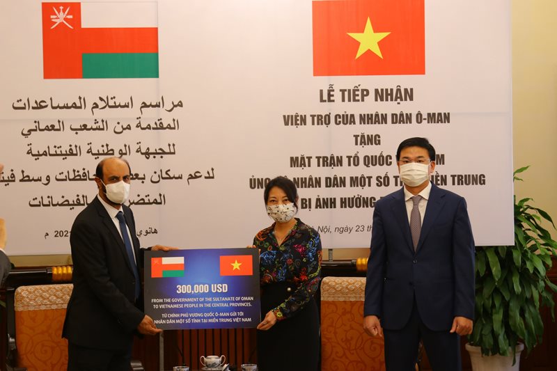 Ng&amp;agrave;i Saleh Mohamed Ahmed Al Suqri  Đại sứ Oman trao hỗ trợ tượng trưng cho Đại diện Ủy ban Trung ương Mặt trận Tổ quốc Việt Nam