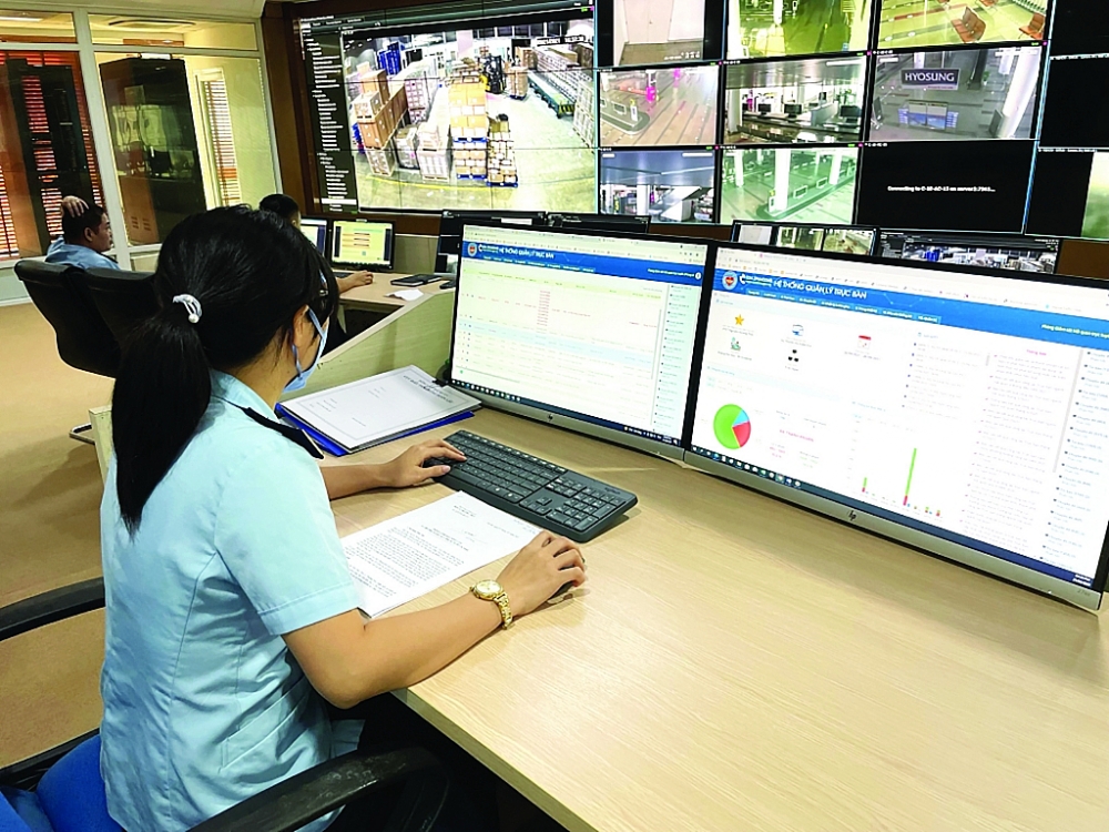 Hoạt động gi&amp;aacute;m s&amp;aacute;t, trực ban trực tuyến tại trụ sở Tổng cục Hải quan. Ảnh: Ph&amp;ograve;ng Gi&amp;aacute;m s&amp;aacute;t hải quan trực tuyến cung cấp