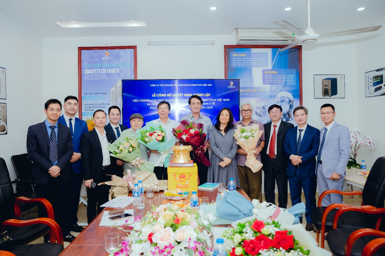 &amp;Ocirc;ng Nguyễn Lương Phương &amp;ndash; Chủ tịch HĐQT C&amp;ocirc;ng ty (người thứ 2 từ phải v&amp;agrave;o) trao Quyết định th&amp;agrave;nh lập Viện v&amp;agrave; giao nhiệm vụ cho Ban L&amp;atilde;nh đạo Viện.