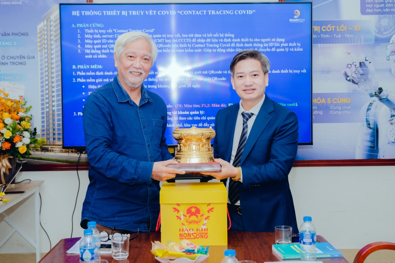 Nh&amp;agrave; sử học Dương Trung Quốc tặng Trống đồng Đ&amp;ocirc;ng Sơn phi&amp;ecirc;n bản H&amp;agrave;o Kh&amp;iacute; Non S&amp;ocirc;ng cho &amp;ocirc;ng Nguyễn Lương Phương  - Chủ tịch HĐQT