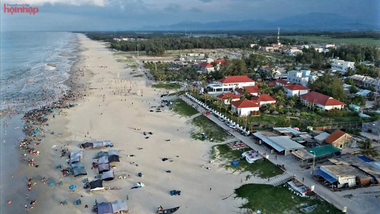Với đường bờ biển d&amp;agrave;i khoảng 125 km, Quảng Nam được c&amp;aacute;c tập đo&amp;agrave;n lớn quan t&amp;acirc;m