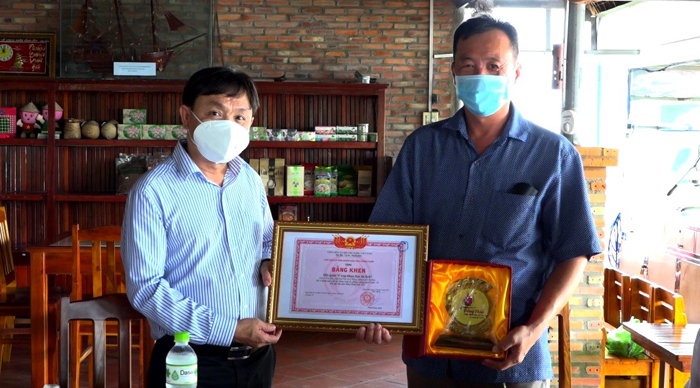 Trao tặng Bằng khen của Chủ tịch Uỷ ban nhân dân tỉnh cho Hội quán Cùng nhau làm du lịch Trao tặng Bằng khen của Chủ tịch Uỷ ban nhân dân tỉnh cho Hội quán Cùng nhau làm du lịch