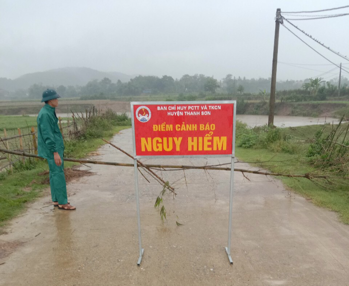 Ban Chỉ huy PCTT&amp;amp;TKCN huyện Thanh Sơn lập chốt canh g&amp;aacute;c kh&amp;ocirc;ng cho người d&amp;acirc;n đi lại tr&amp;aacute;nh nguy hiểm