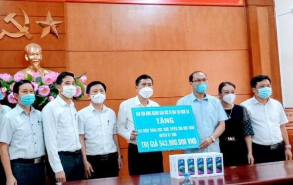 Nghệ An: Nhận được 2.500 điện thoại thông minh kèm sim 4G sau gần 2 tuần phát động Chương trình “Sóng và máy tính cho em”