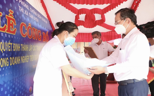 &amp;Ocirc;ng Nguyễn Văn D&amp;agrave;nh, B&amp;iacute; thư Thị ủy T&amp;acirc;n Uy&amp;ecirc;n tặng hoa ch&amp;uacute;c mừng mới được th&amp;agrave;nh lập