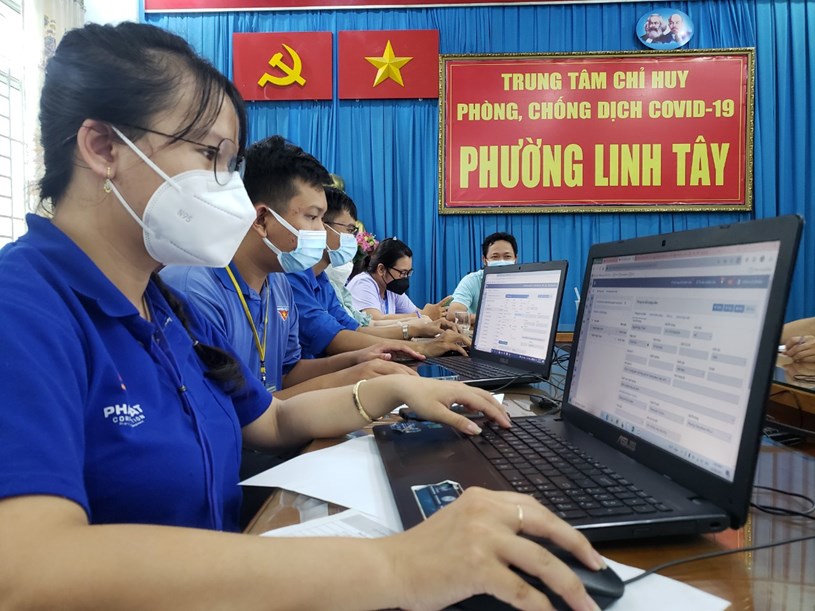 Nhiều thanh ni&amp;ecirc;n t&amp;igrave;nh nguyện đang gấp r&amp;uacute;t điều chỉnh, bổ sung những th&amp;ocirc;ng tin thiếu s&amp;oacute;t của người d&amp;acirc;n trong qu&amp;aacute; tr&amp;igrave;nh ti&amp;ecirc;m vắc xin để nhanh chống được cập nhật thẻ xanh, thẻ v&amp;agrave;ng. Ảnh: L&amp;ecirc; Thanh.