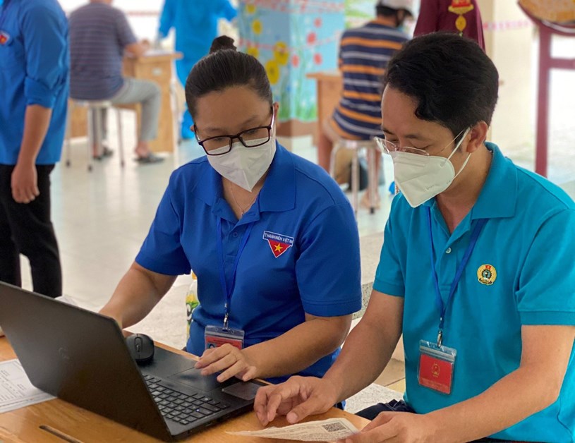 Đối chiếu th&amp;ocirc;ng tin cẩn thận trong qu&amp;aacute; tr&amp;igrave;nh cập nhật, chỉnh sửa lại th&amp;ocirc;ng tin ti&amp;ecirc;m vắc xin. Ảnh: TTBC-TP.HCM.