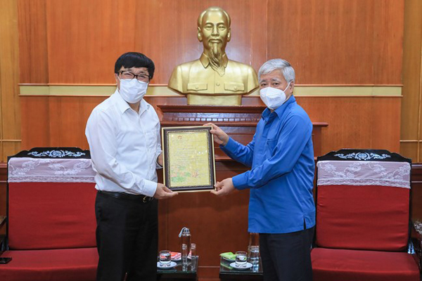 Tổng Giám đốc NHCSXH Dương Quyết Thắng nhận thư cảm ơn từ Chủ tịch Ủy ban Trung ương MTTQ Việt Nam Đỗ Văn Chiến Tổng Giám đốc NHCSXH Dương Quyết Thắng nhận thư cảm ơn từ Chủ tịch Ủy ban Trung ương MTTQ Việt Nam Đỗ Văn Chiến