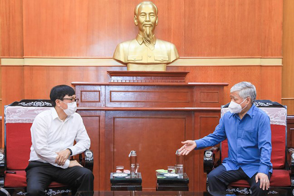 Chủ tịch Ủy ban Trung ương MTTQ Việt Nam Đỗ Văn Chiến chia sẻ với Tổng Giám đốc NHCSXH Dương Quyết Thắng về những việc làm thiết thực mà Tiểu ban Vận động và huy động xã hội đang triển khai Chủ tịch Ủy ban Trung ương MTTQ Việt Nam Đỗ Văn Chiến chia sẻ với Tổng Giám đốc NHCSXH Dương Quyết Thắng về những việc làm thiết thực mà Tiểu ban Vận động và huy động xã hội đang triển khai