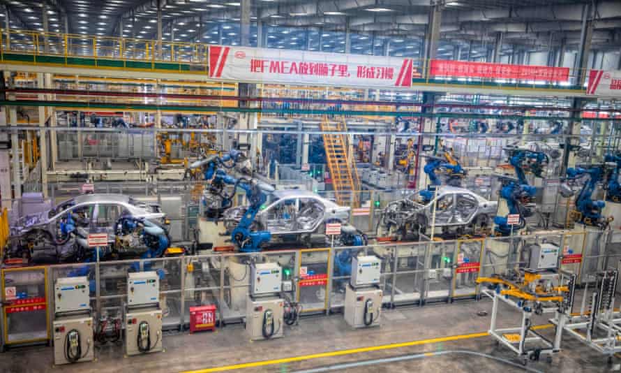 Robot lắp r&amp;aacute;p &amp;ocirc; t&amp;ocirc; điện trong nh&amp;agrave; m&amp;aacute;y BYD ở T&amp;acirc;y An, Thiểm T&amp;acirc;y. Trung Quốc hiện l&amp;agrave; quốc gia t&amp;aacute;i chế nhiều pin lithium-ion hơn phần c&amp;ograve;n lại của thế giới cộng lại.
