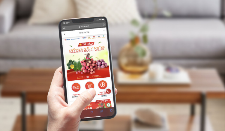 Chỉ cần một chiếc Smartphone c&amp;oacute; kết nối Internet l&amp;agrave; mọi người c&amp;oacute; thể dễ d&amp;agrave;ng tham gia phi&amp;ecirc;n chợ. Nguồn: Internet