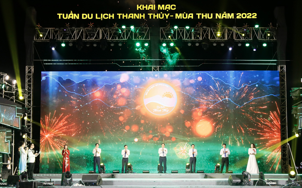 C&amp;aacute;c đồng ch&amp;iacute; l&amp;atilde;nh đạo tỉnh v&amp;agrave; huyện Thanh Thuỷ thực hiện nghi thức Khai mạc