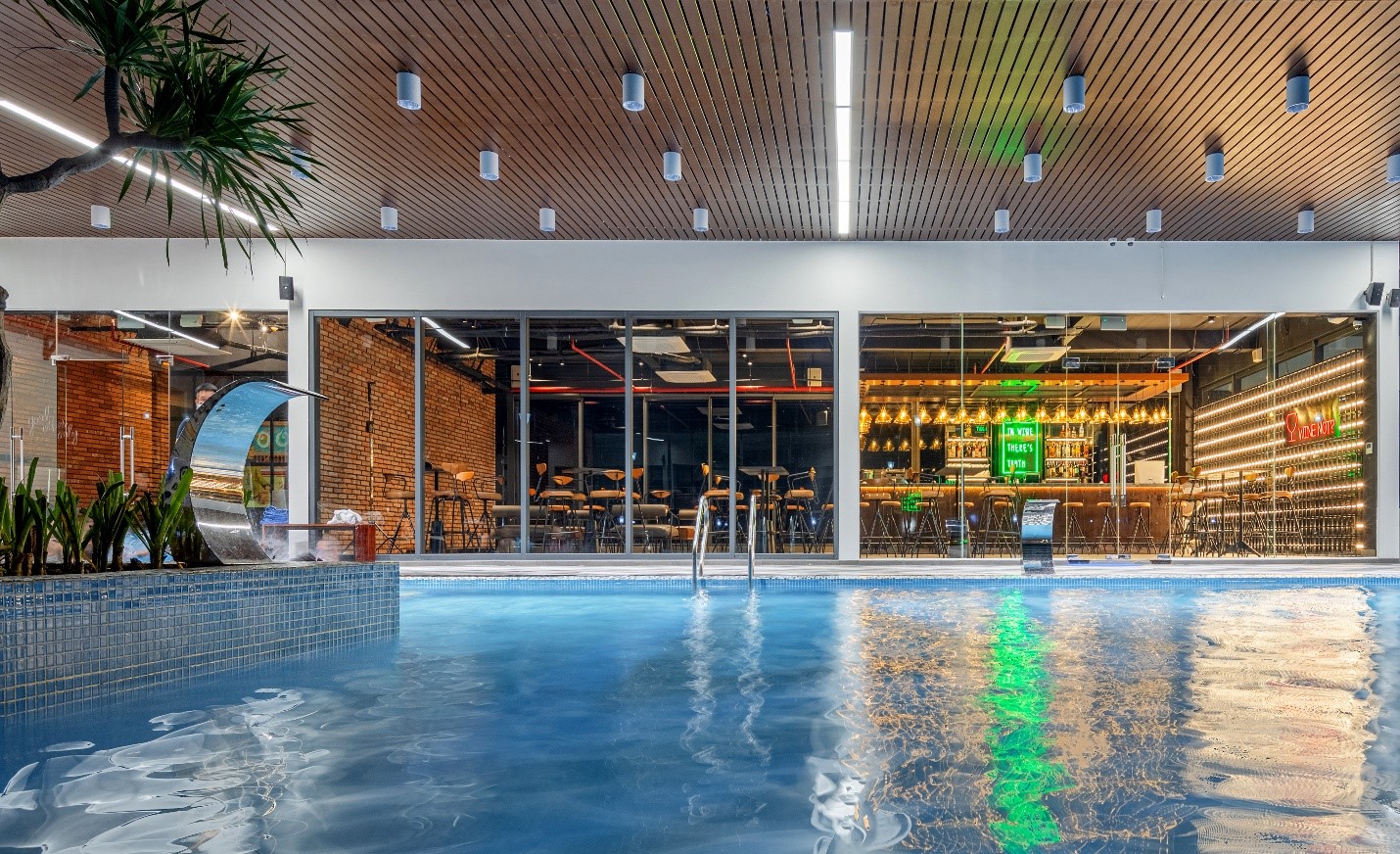 Bể bơi ti&amp;ecirc;u chuẩn Olympic 250m2 v&amp;agrave; Sky bar gi&amp;uacute;p chủ nh&amp;acirc;n c&amp;oacute; những ph&amp;uacute;t gi&amp;acirc;y thư gi&amp;atilde;n l&amp;yacute; tưởng. Ảnh: Apec Group