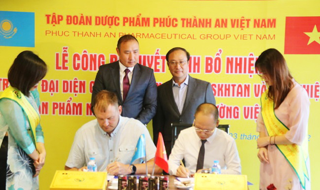 Ph&amp;uacute;c Th&amp;agrave;nh An k&amp;yacute; kết v&amp;agrave; c&amp;ocirc;ng bố quyết định Trưởng đại diện tại thị trường Kazakhstan trước sự chứng kiến của Ng&amp;agrave;i Asset Galiyev, Ph&amp;oacute; Đại sứ Cộng ho&amp;agrave; Kazakhstan tạị Việt Nam