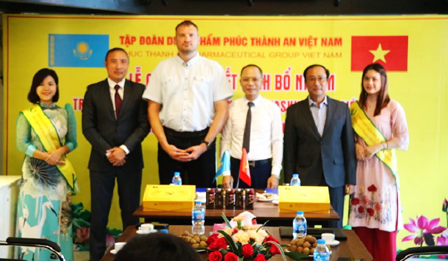 &amp;Ocirc;ng Pochekunin Roman Vladimirovich ra mắt Ban l&amp;atilde;nh đạo Tập đo&amp;agrave;n v&amp;agrave; c&amp;aacute;c đại biểu tham dự