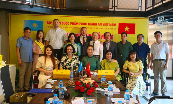 C&amp;aacute;c đại biểu tham dự Lễ c&amp;ocirc;ng bố chụp ảnh lưu niệm c&amp;ugrave;ng nh&amp;acirc;n sự mới